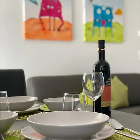 Apartment Neu, Zentral, Sonnig, Garage Inklusive